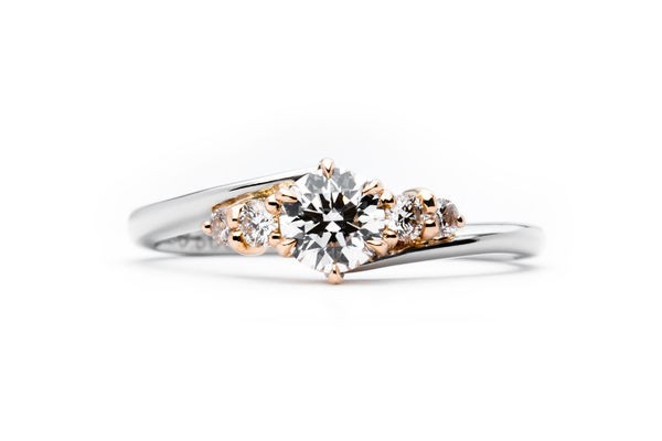 金属のコンビネーションが美しいダブルサイドメレの婚約指輪
