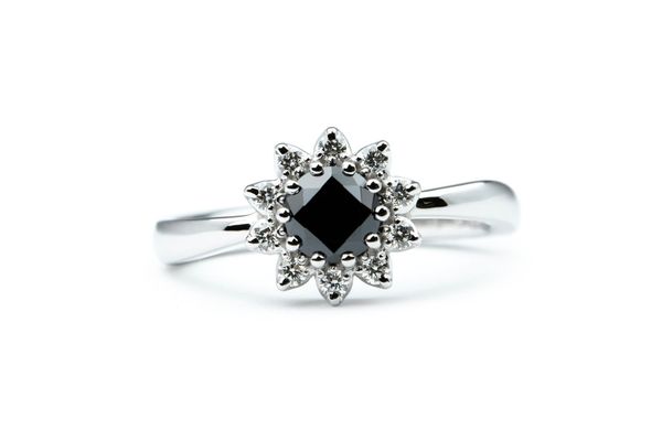 ブラックダイヤモンドの向日葵手作り婚約指輪