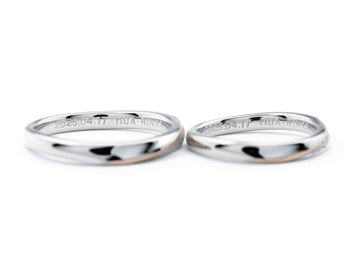柔らかなウェーブに赤い糸が入った手作り結婚指輪 2