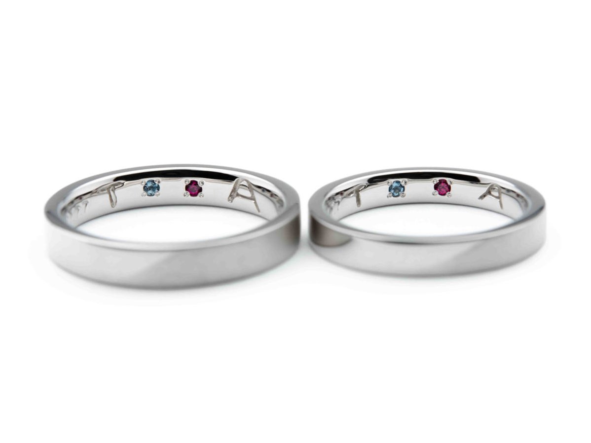 スタイリッシュな平打ちに艶とマットのコントラストが美しい手作り結婚指輪 3