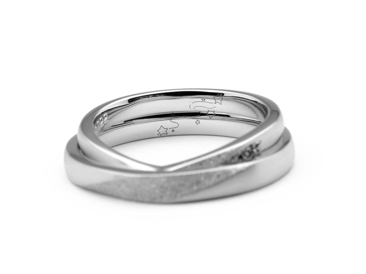 ひねりのデザインと加工をお揃いにしたストレート&V字の手作り結婚指輪 2