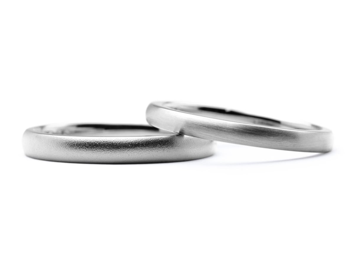 シンプルな甲丸デザインに鏡面とマットな加工を組み合わせた手作り結婚指輪 2