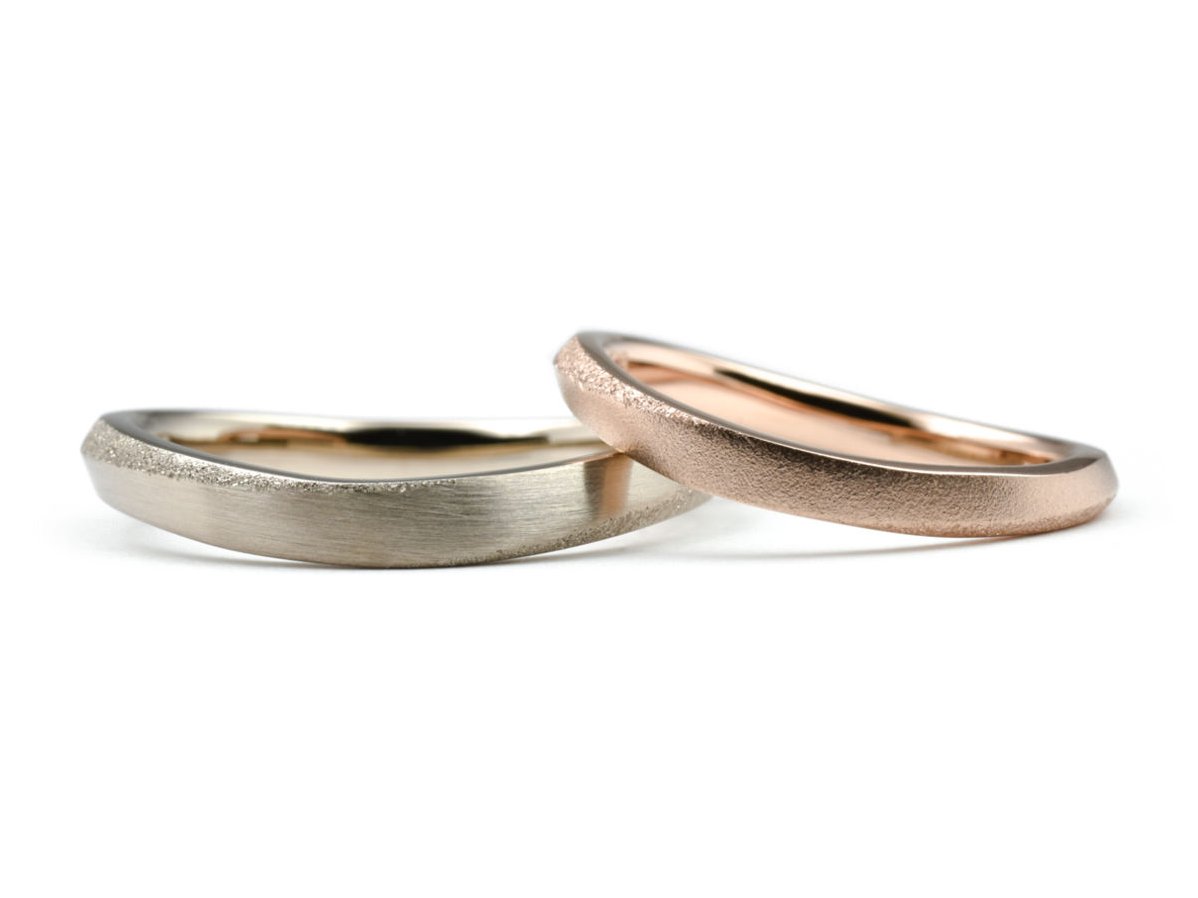 スターダスト加工とマット加工を組み合わせたひねりの手作り結婚指輪 2