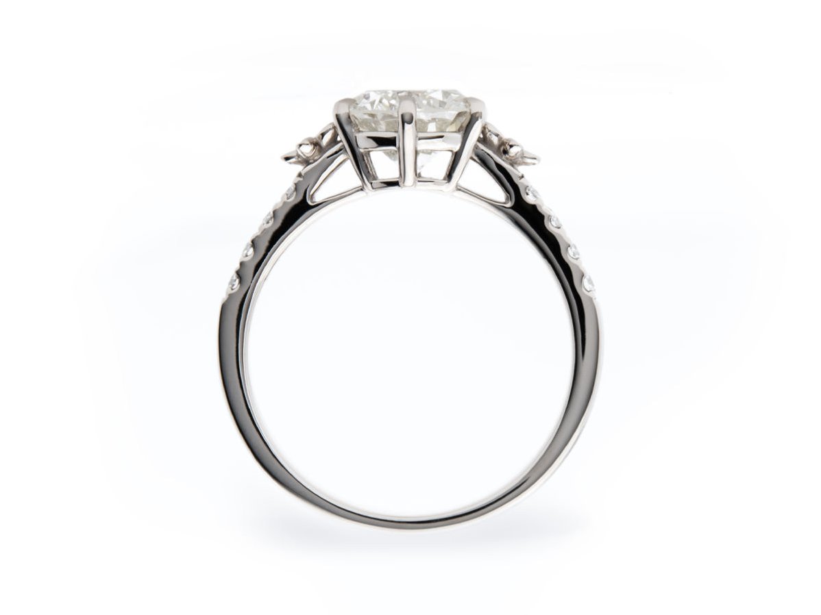 1.2ctのダイヤモンドを留めたお花がかわいい婚約指輪 2