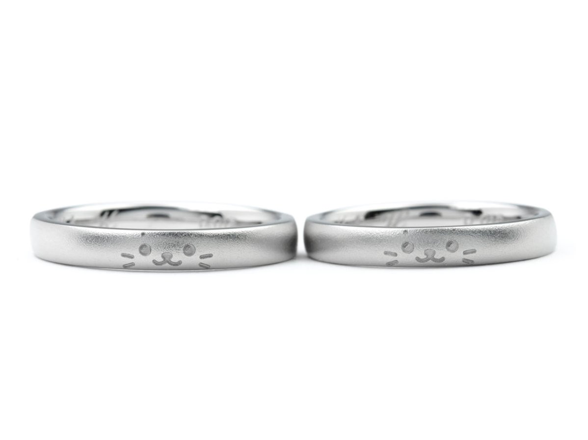 丸みのあるひねりとおふたりの誕生石を留めた手作り結婚指輪 2