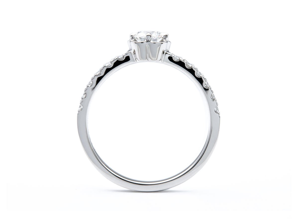 華やかなお花の婚約指輪とひとひねりの結婚指輪のオーダーメイドセットリング 3