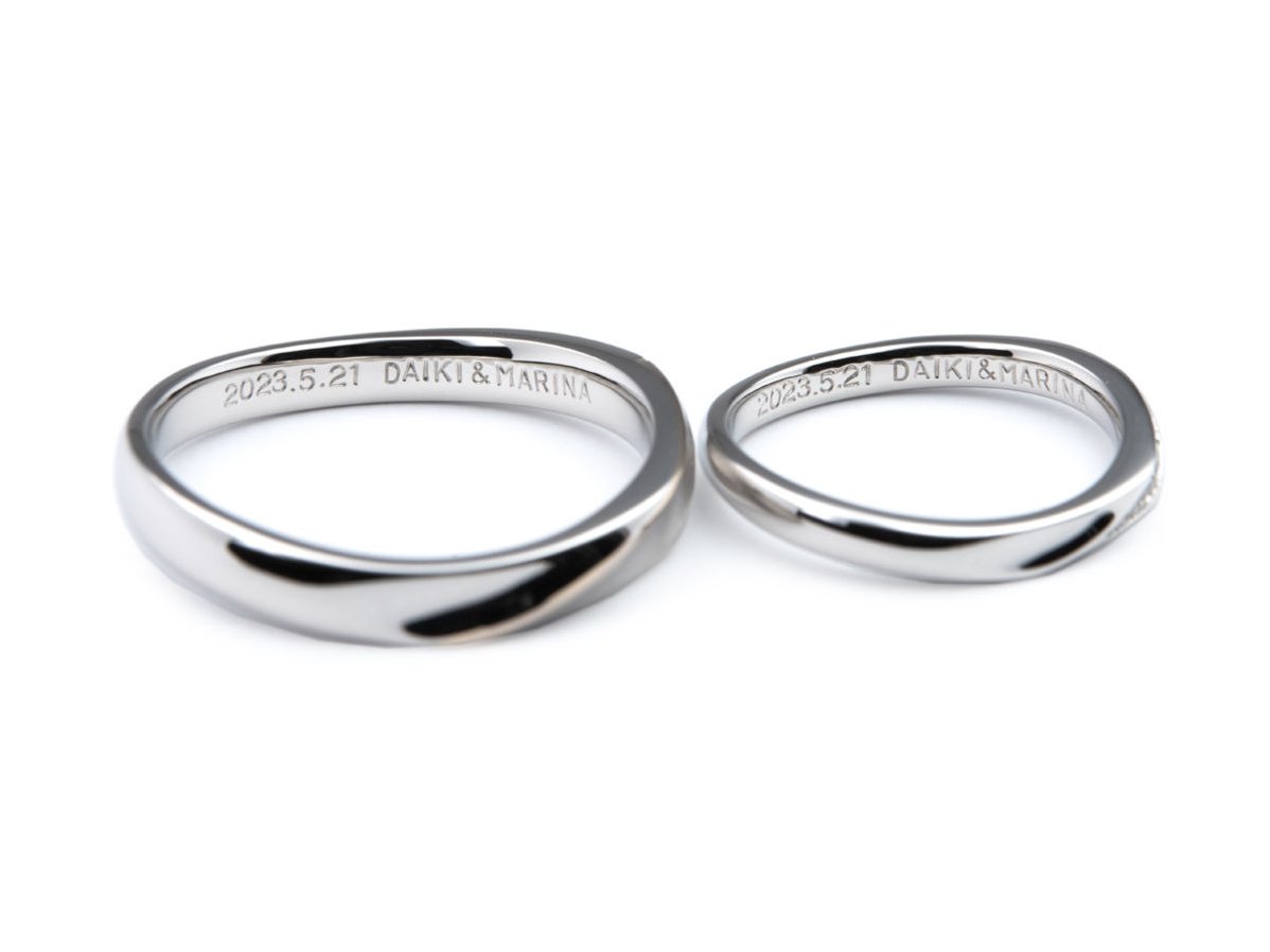 ウェーブひねりにシャンパンゴールドラインが入った手作り結婚指輪 2