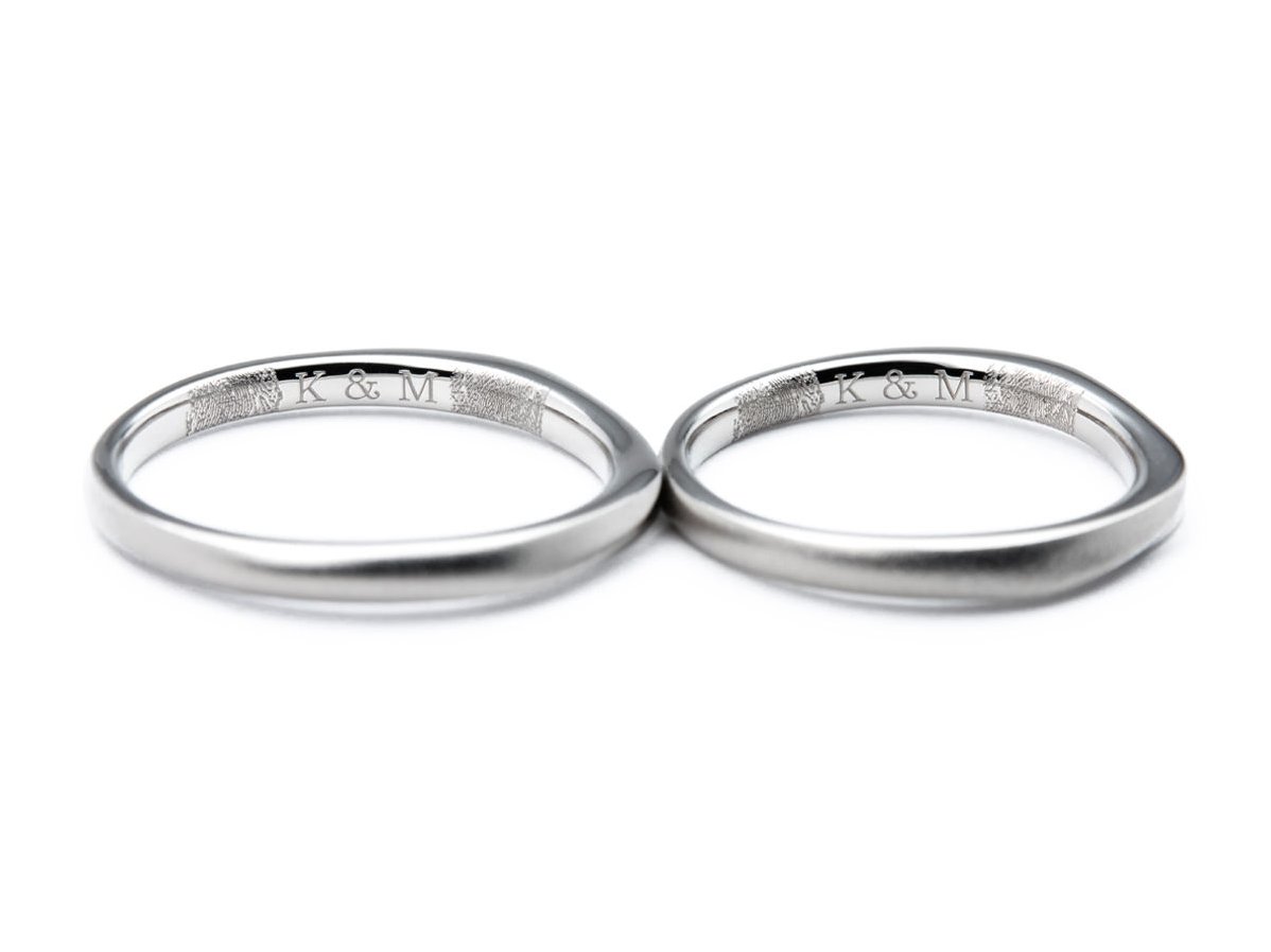 内側に指紋が入った緩やかなウェーブの手作り結婚指輪 2
