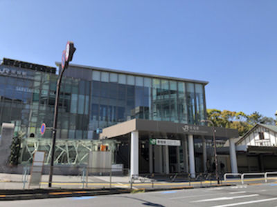道順 Step 1：JR原宿駅「表参道口」を出ます。表参道の大通りへ向かいます。