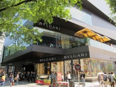 道順 Step 4：「DELVAUX(2021年)」ビルの手前を右へ入ります。(下り坂がございます)