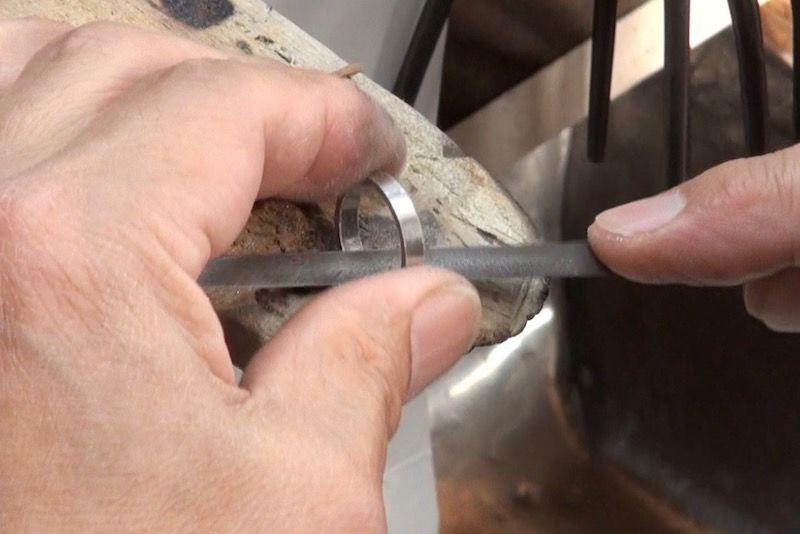 職人による研磨・石留め・刻印の仕上げ工程