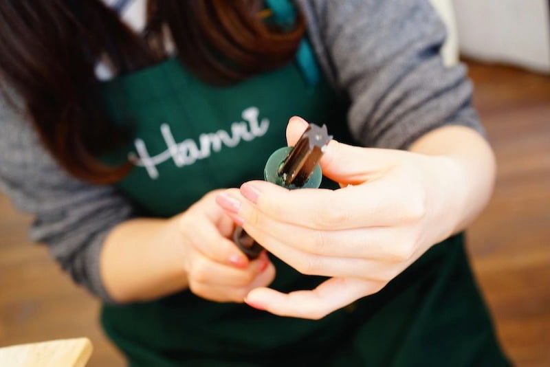 ワックスリーマーで指輪の内径を合わせる工程