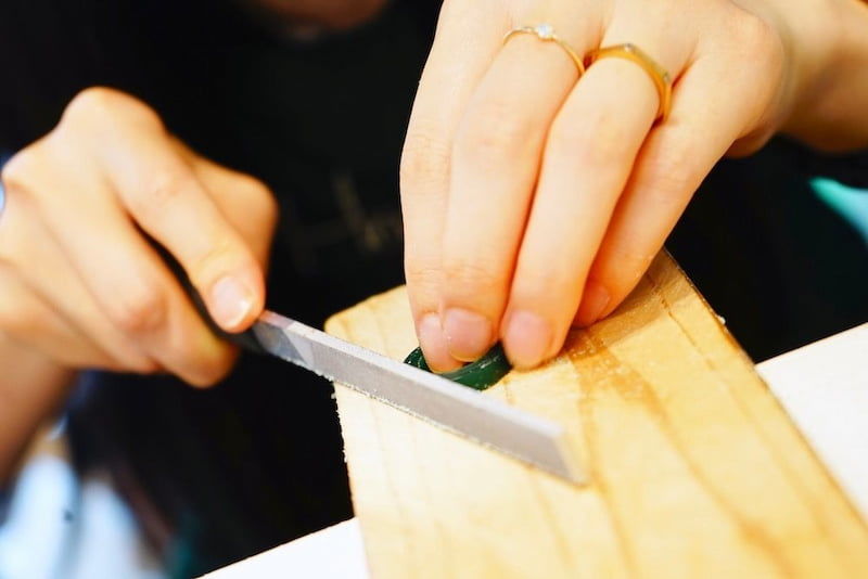 ヤスリで指輪原型の寸法を整える工程