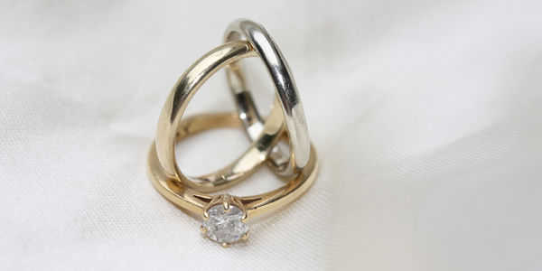 ストレートラインで人気の手作り結婚指輪3つ