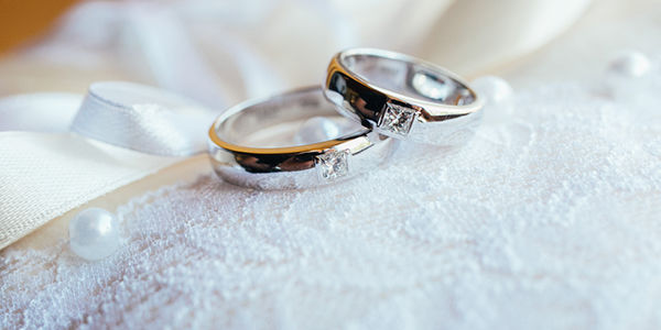 真ん中にポイントのある結婚指輪