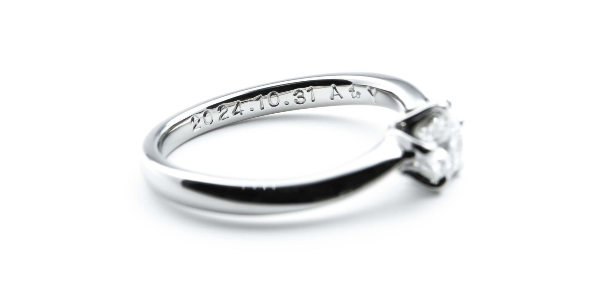プロポーズの記念日とおふたりのイニシャルを刻印した婚約指輪。
