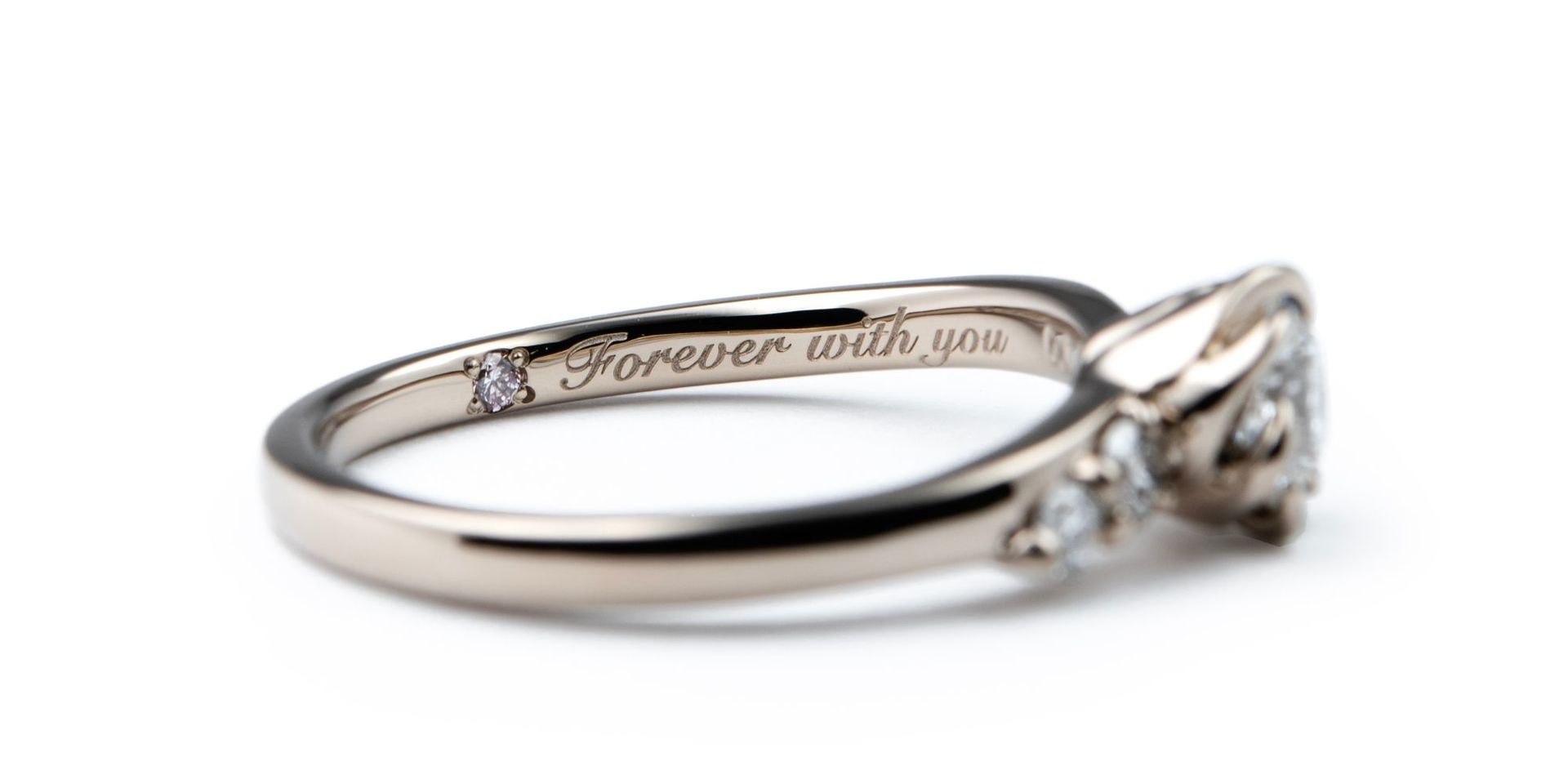 “Forever with you” 筆記体のレーザー刻印でおしゃれに。